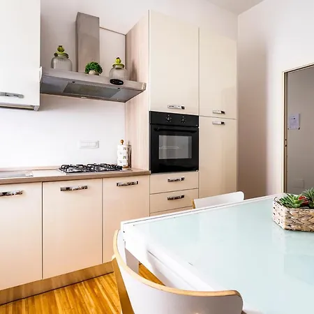Exclusive 3 Bedrooms Near Duomo Apartment *